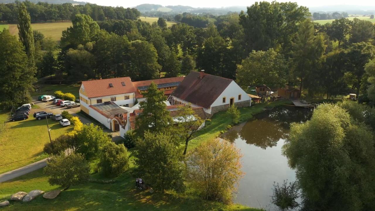 Strnadovsky Mlyn Hotel Jesenice  Bagian luar foto